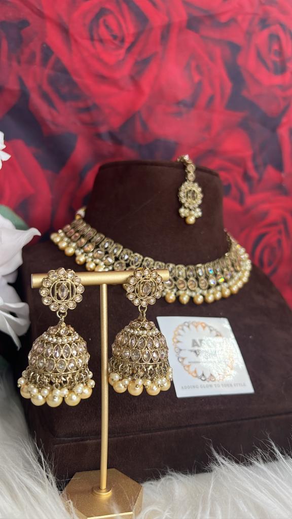 TRADITIONAL GOLDEN KUNDAL SET